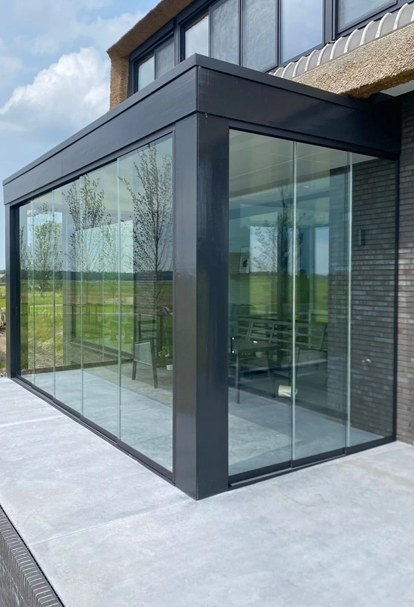 Glazen wanden met aluminium profielen aan een woning in Oudemirdum Glazen wanden met aluminium profielen aan een woning in Oudemirdum