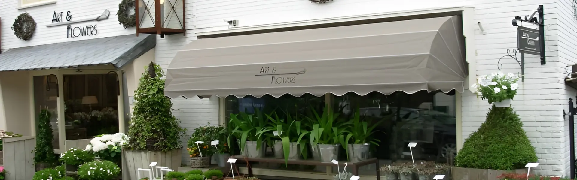 Grijze markies boven bloemenwinkel