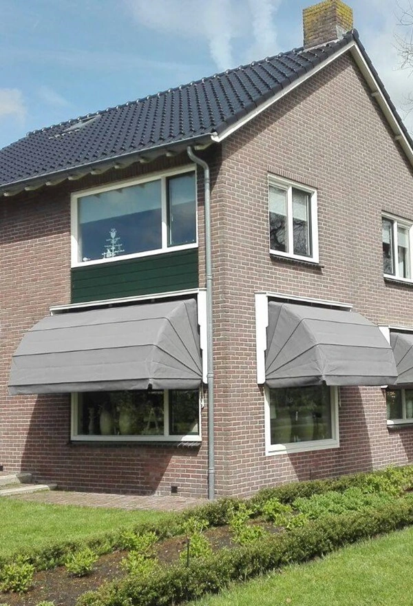 Grijze markiezen aan voorgevel van woning in Donkerbroek Grijze markiezen aan voorgevel van woning in Donkerbroek