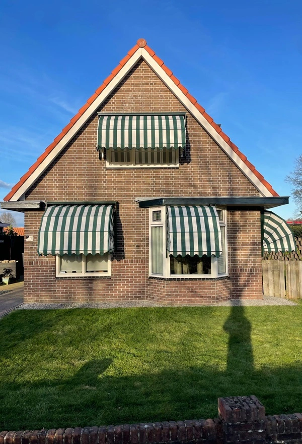 Groen-witte markiezen aan karaktervolle woning in Wolvega Groen-witte markiezen aan karaktervolle woning in Wolvega