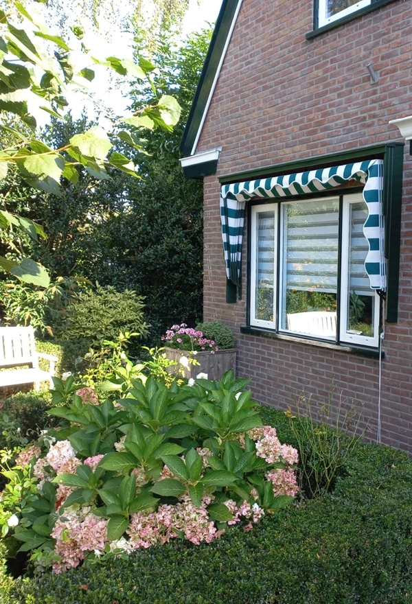 Groene en witte markiezen aan voorgevel in Langweer Groene en witte markiezen aan voorgevel in Langweer