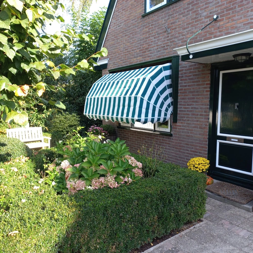 Groene en witte markiezen aan voorgevel met tuin in Langweer Groene en witte markiezen aan voorgevel met tuin in Langweer