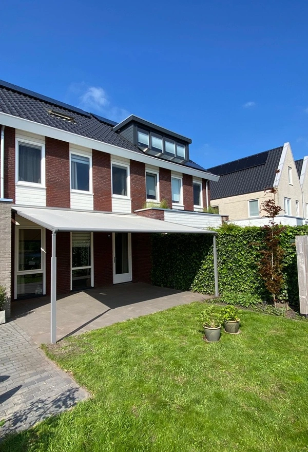 Groene tuin met overkapping in de tuin Groene tuin met overkapping in de tuin