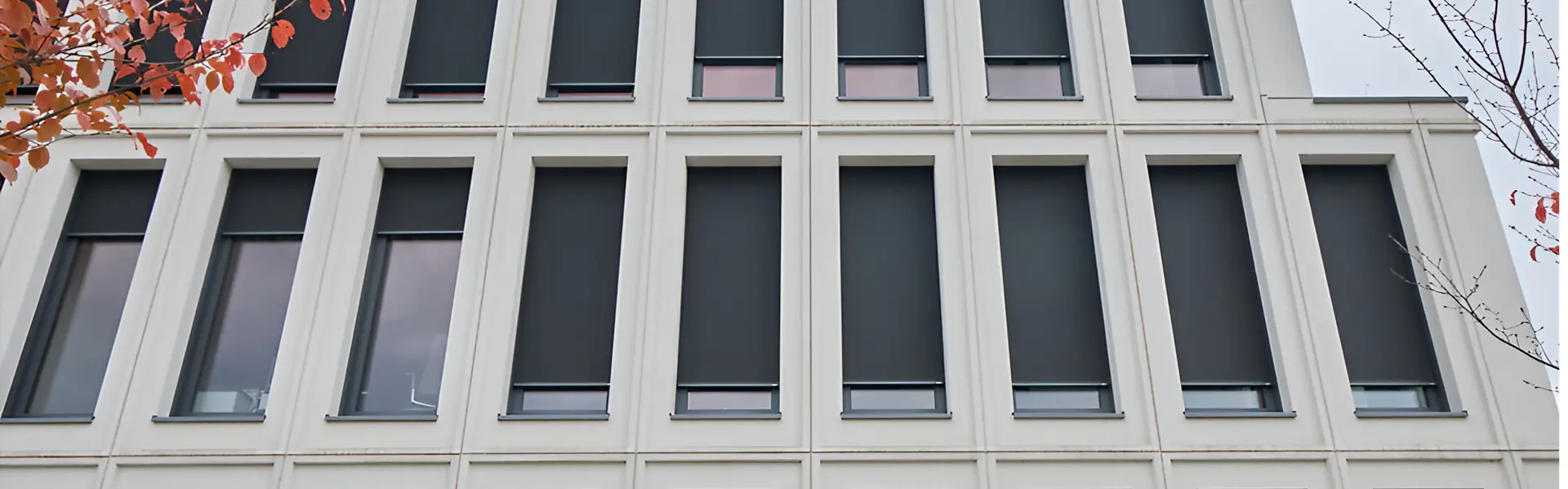 Grote textielscreens op een modern kantoorgebouw