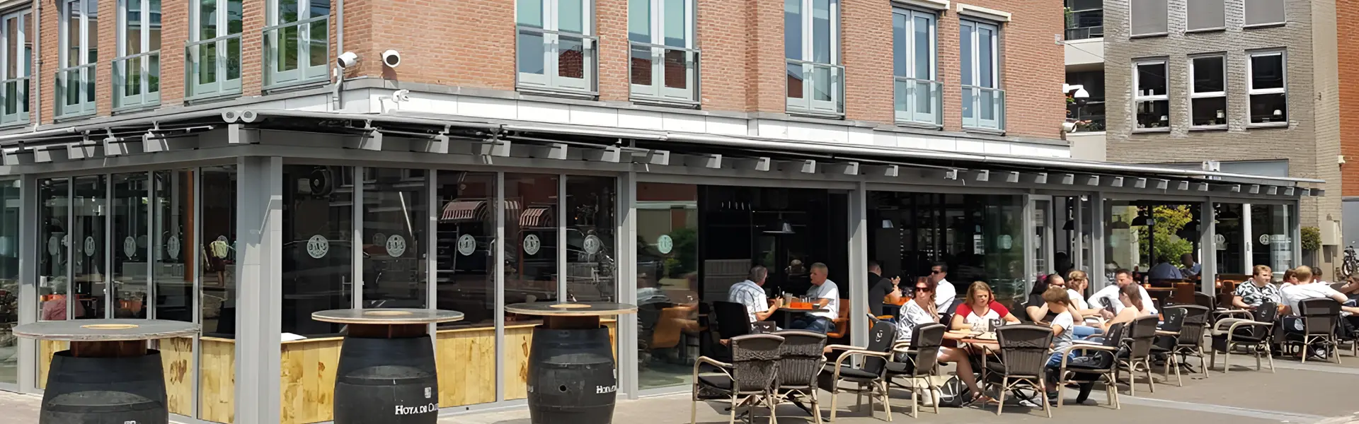 Horeca overkapping met glazen schufidak en terrasstoelen
