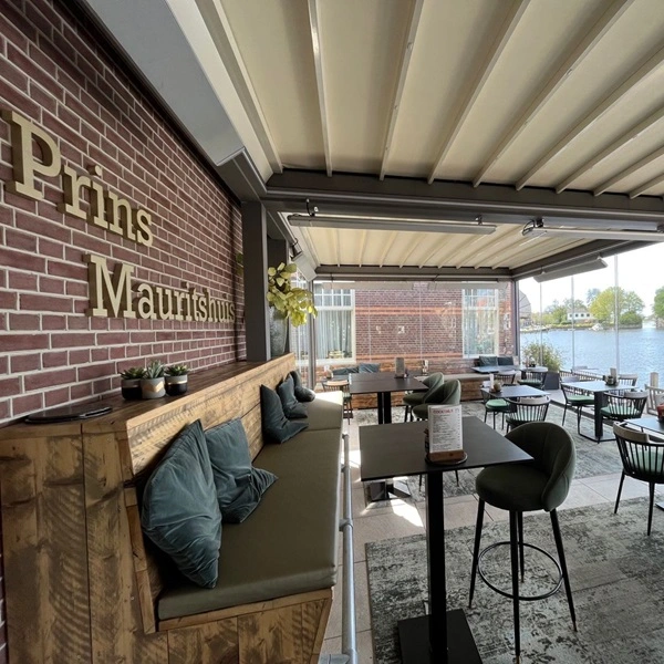 Horeca overkapping met schuifbaar vouwdak