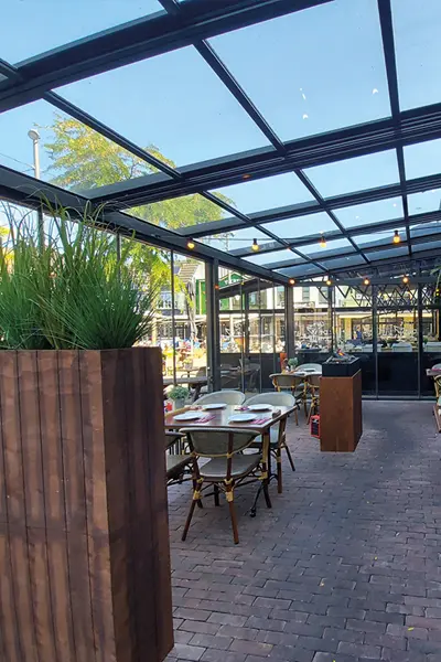 Horeca overkapping met schuifdak en stijlvolle tafels Horeca overkapping met schuifdak en stijlvolle tafels