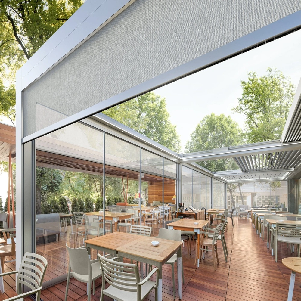 Horeca overkapping met verstelbare lamellen en glazen schuifdeuren