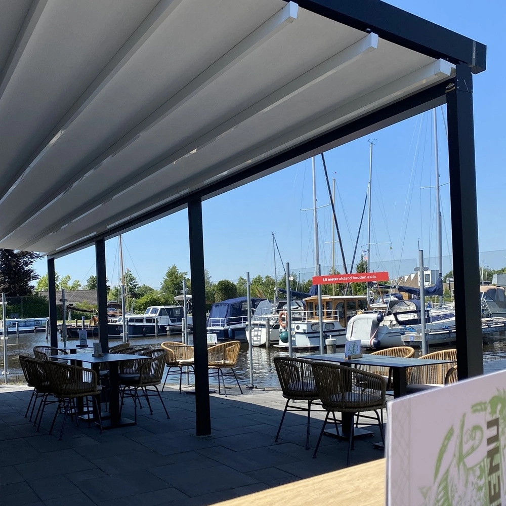 Horecaterras met flexibele schuifdakoverkapping en zitplaatsen