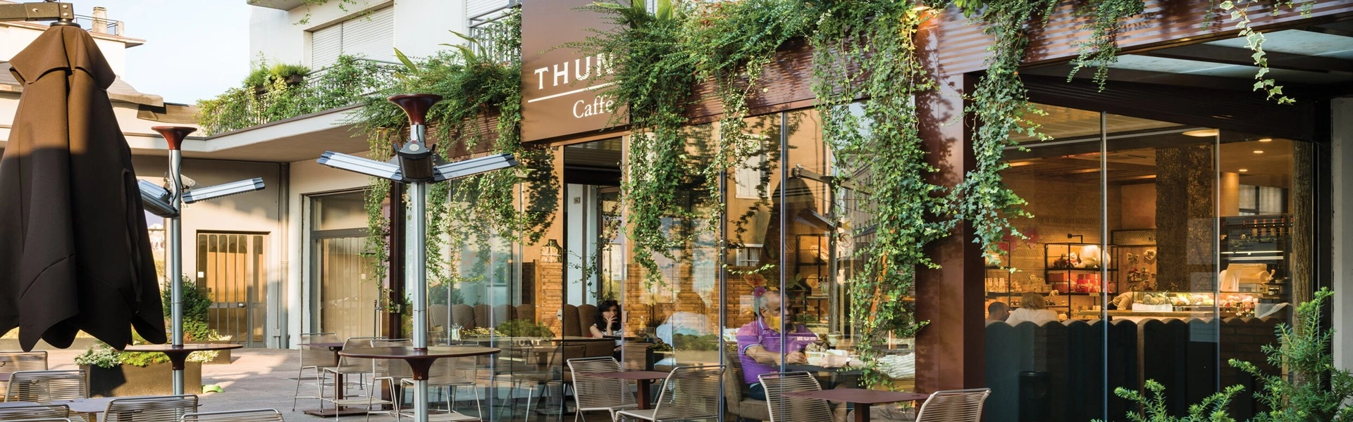 Horecaterras met glazen wanden, overkapping en planten