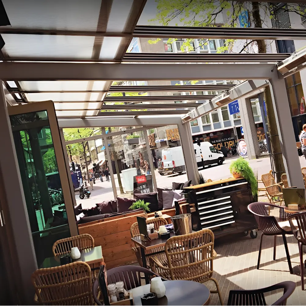Horecaterras met overkapping en comfortabele zitplaatsen