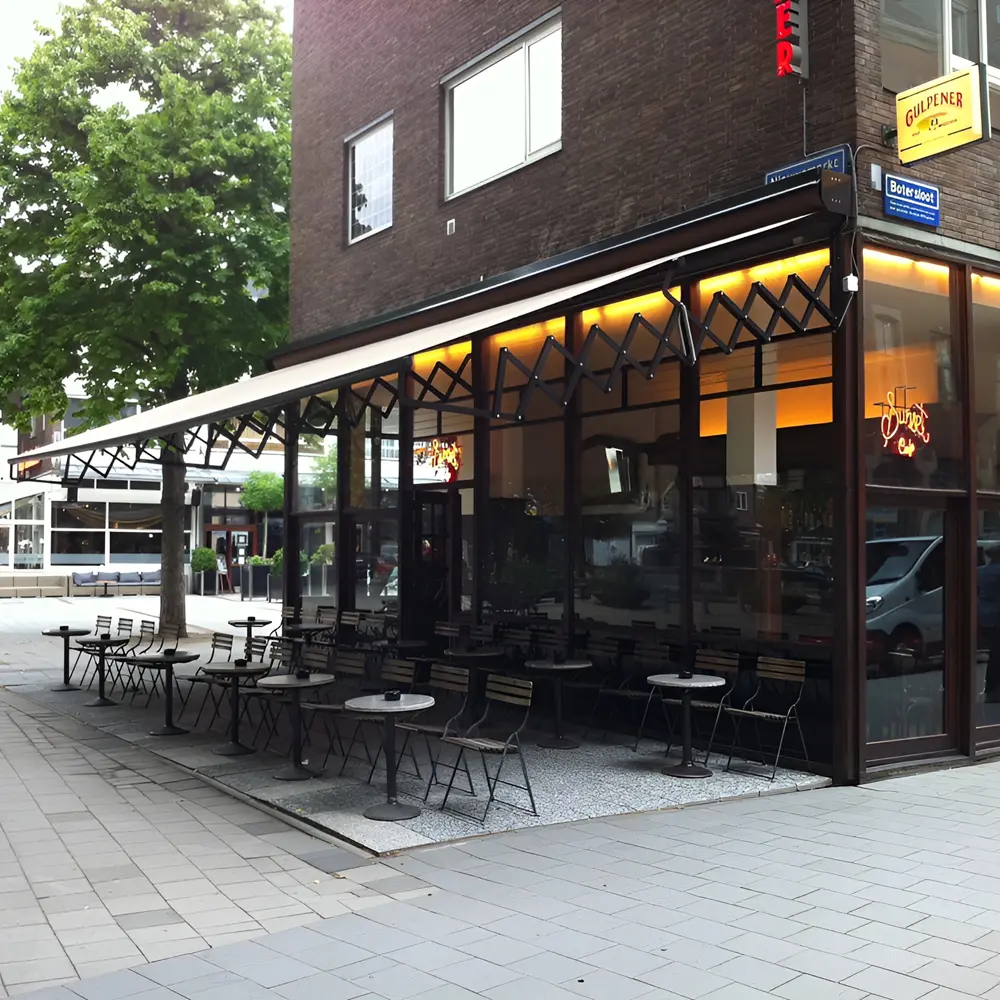 Horecaterras met schaararmscherm ZRS beschutting voor zitplaatsen