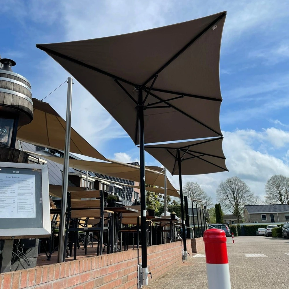 Horecaterras met stevige parasols en zitplaatsen in rustige omgeving