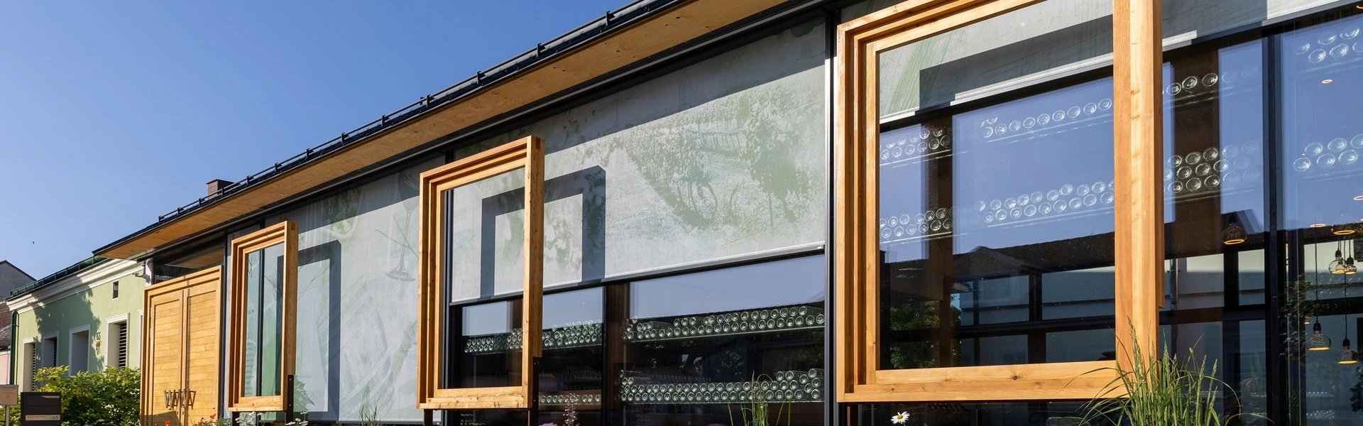 Houten frames met geïntegreerde screens als zonwering