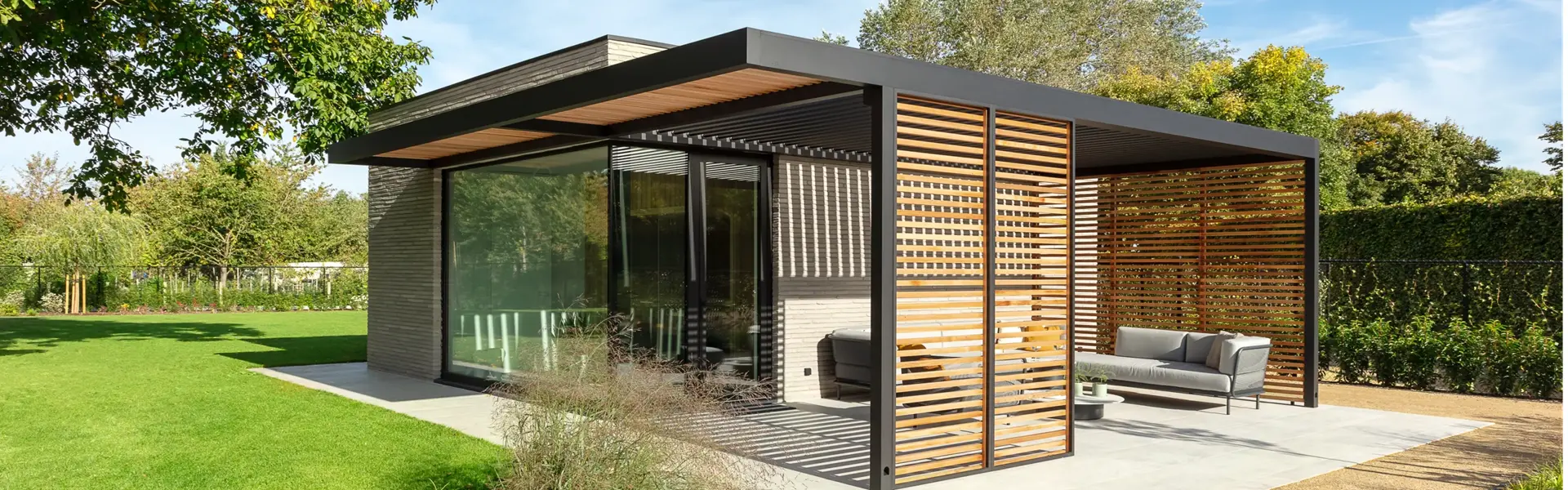 Houten overkapping met lamellen en modern terrasontwerp