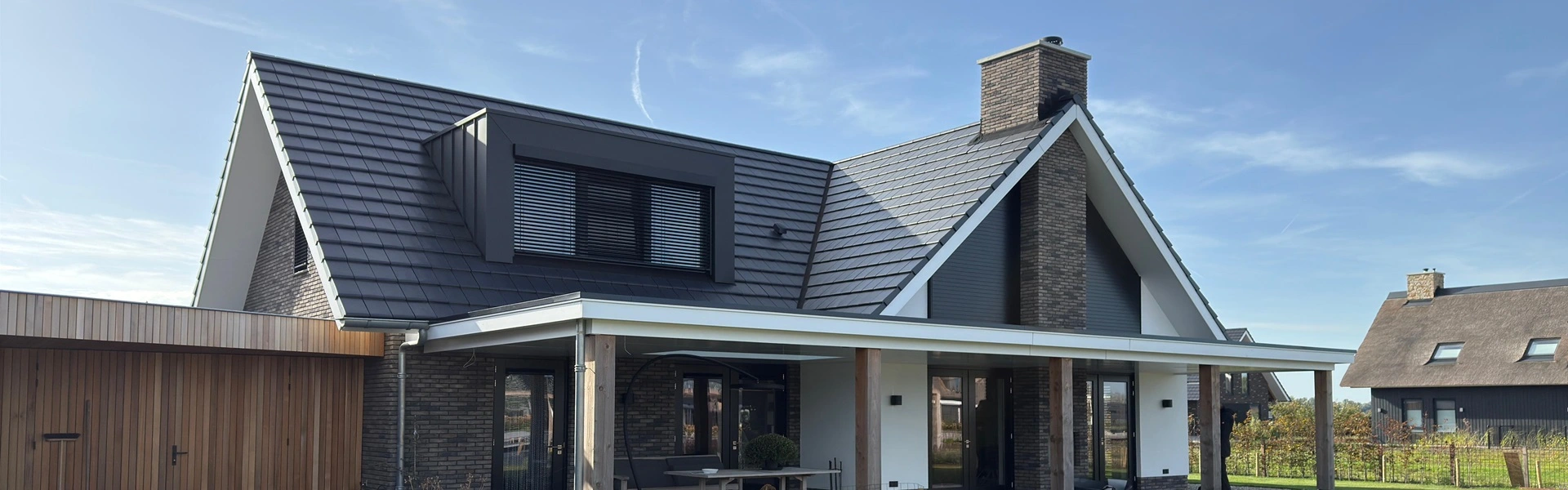 Huis met buitenjaloezieen, louvre en overkapping