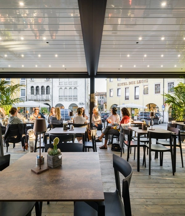 Ingerichte overkapping in een winkelcentrum met glazen wanden en verlichting