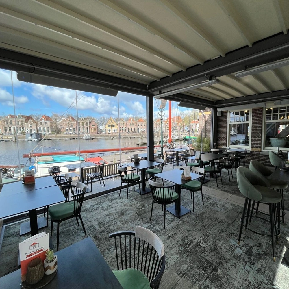 Interieur overkapping terras met uitzicht op het water