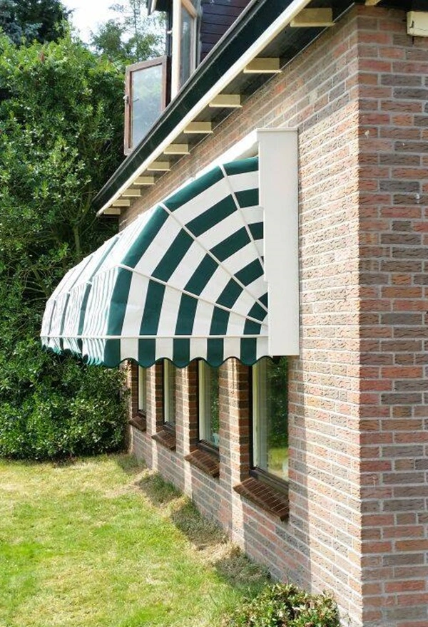 Klassieke groen-witte markies aan gevel in Steggerda Klassieke groen-witte markies aan gevel in Steggerda