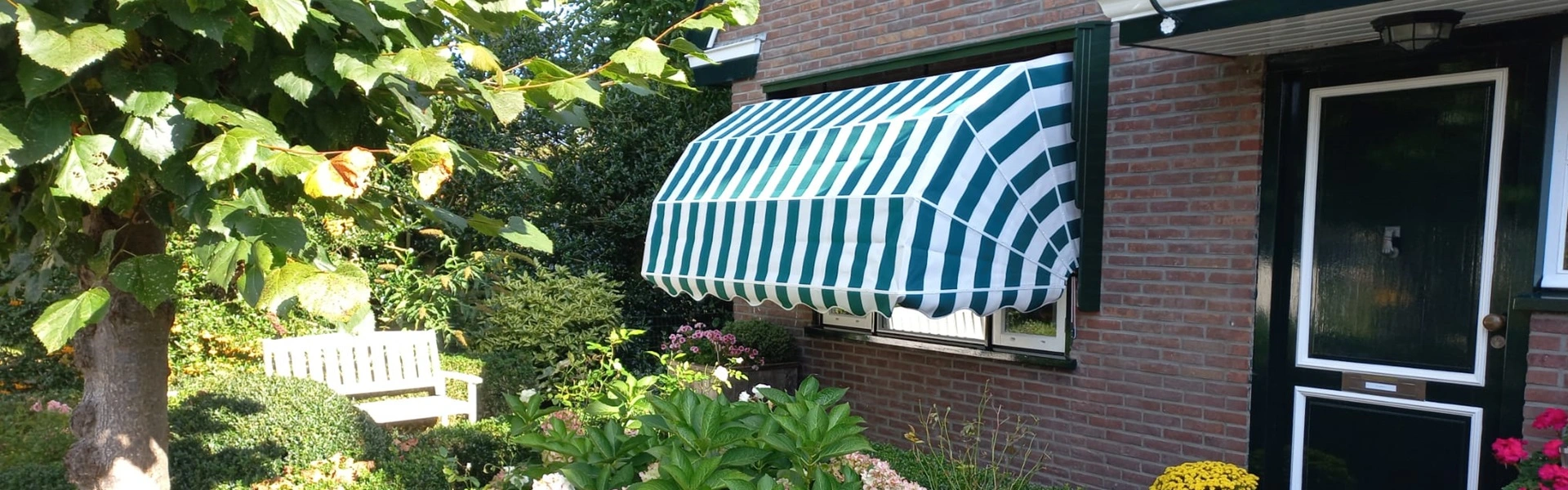 Klassieke groene en witte markiezen bij entree van woning in Langweer Klassieke groene en witte markiezen bij entree van woning in Langweer