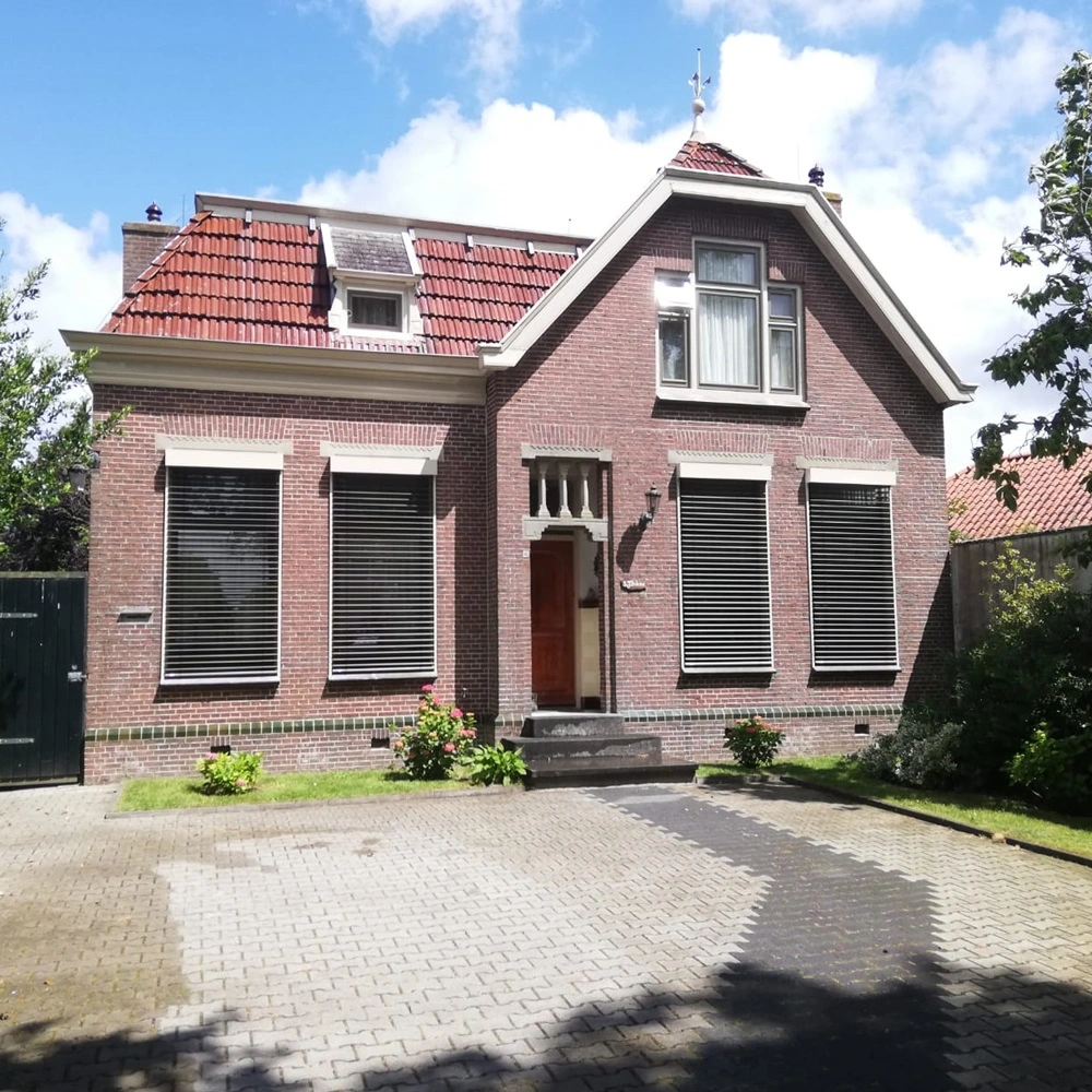 Klassieke woning met buitenjaloezieen voor privacy en zonwering Klassieke woning met buitenjaloezieen voor privacy en zonwering