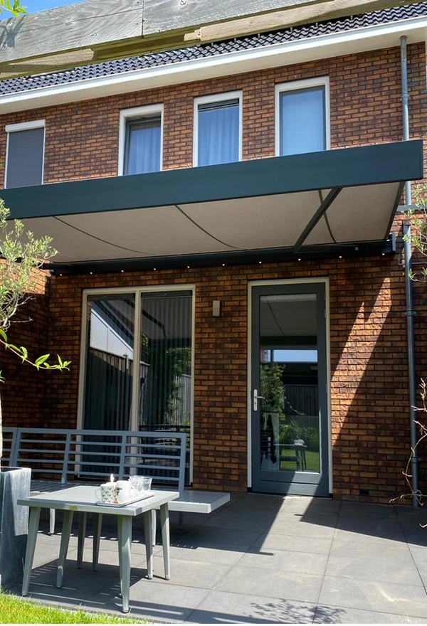 Knikarmscherm boven terras met zithoek Knikarmscherm boven terras met zithoek