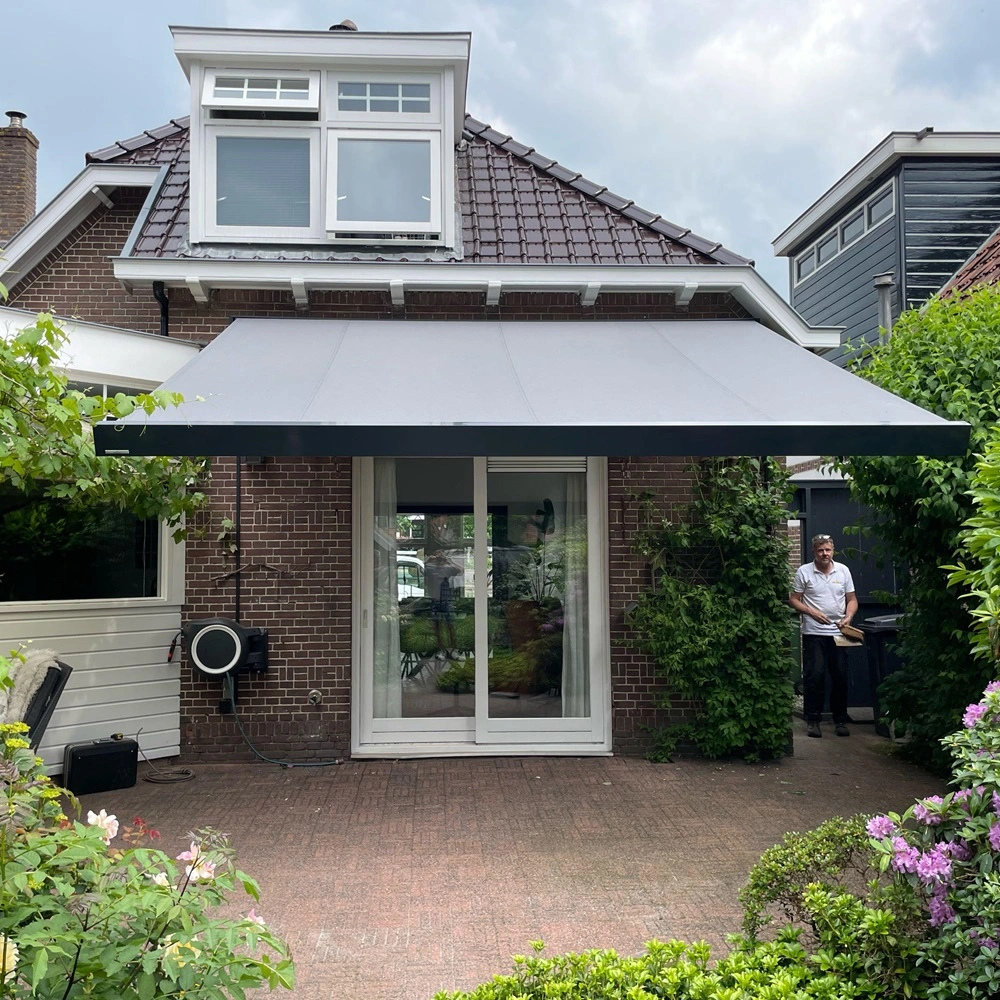 Knikarmscherm door Veldman in Wolvega, voor schaduw en comfort op het terras Knikarmscherm door Veldman in Wolvega, voor schaduw en comfort op het terras