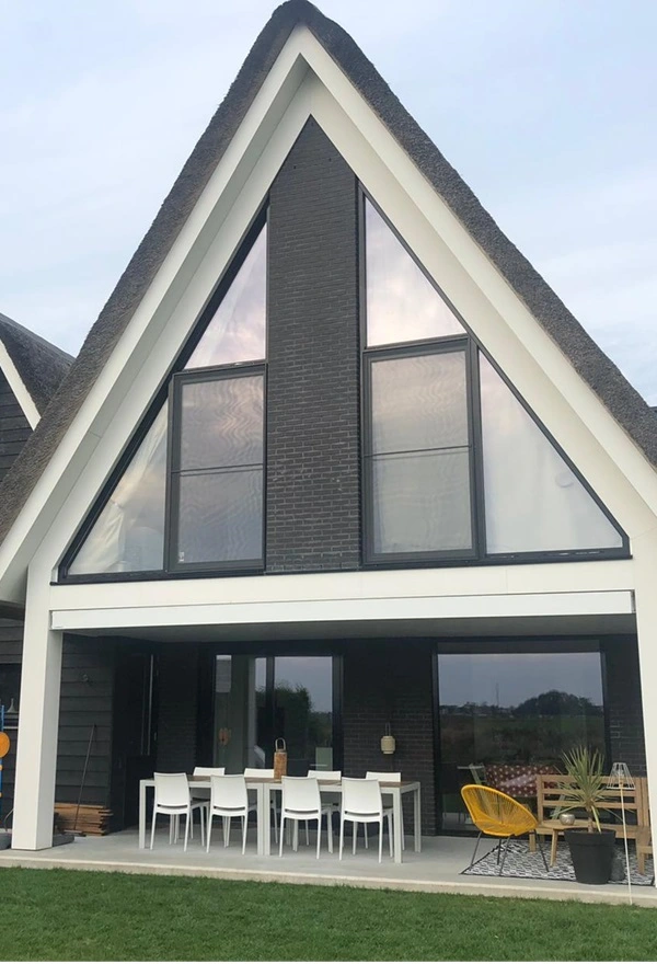 Knikarmscherm opgeborgen in de behuizing Knikarmscherm opgeborgen in de behuizing