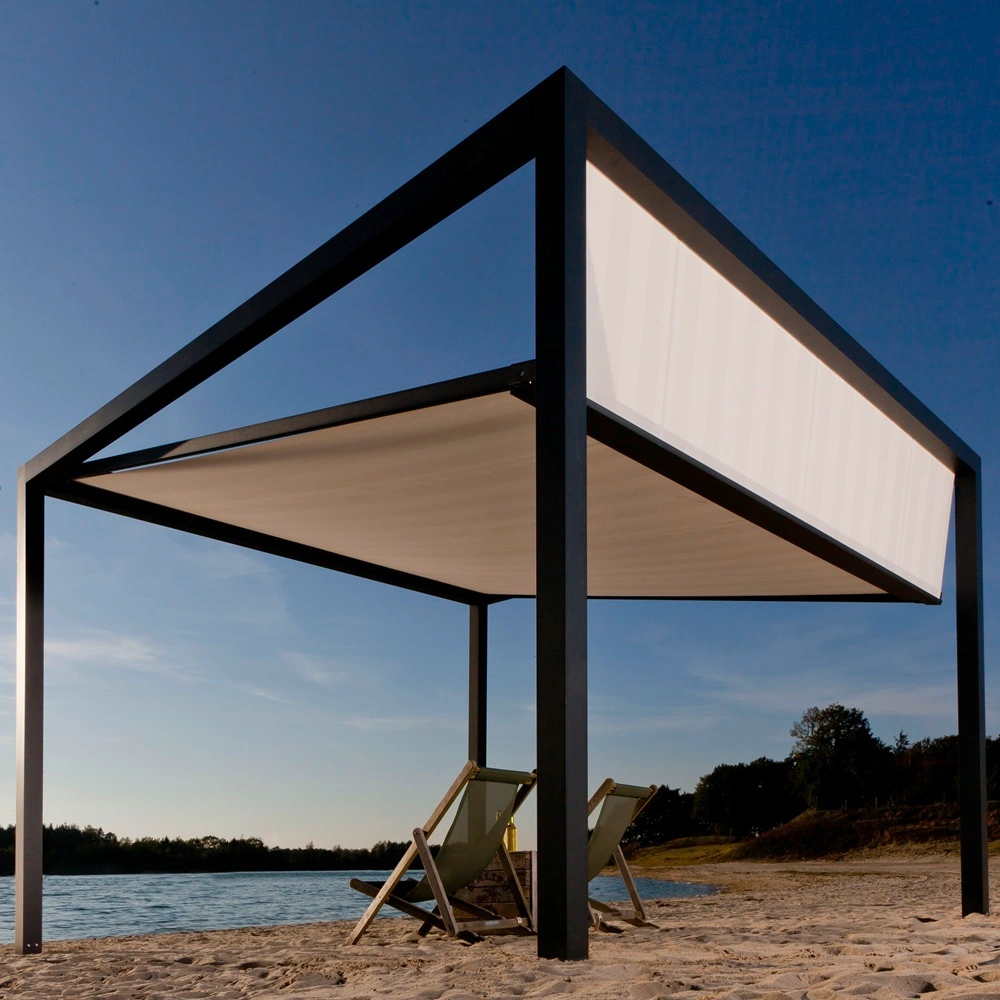 Kubische overkapping met strak doek aan de waterkant bij helder weer
