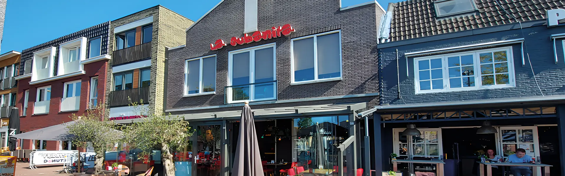 La Cubanita met glazen gevel en luifel voor horecaterras