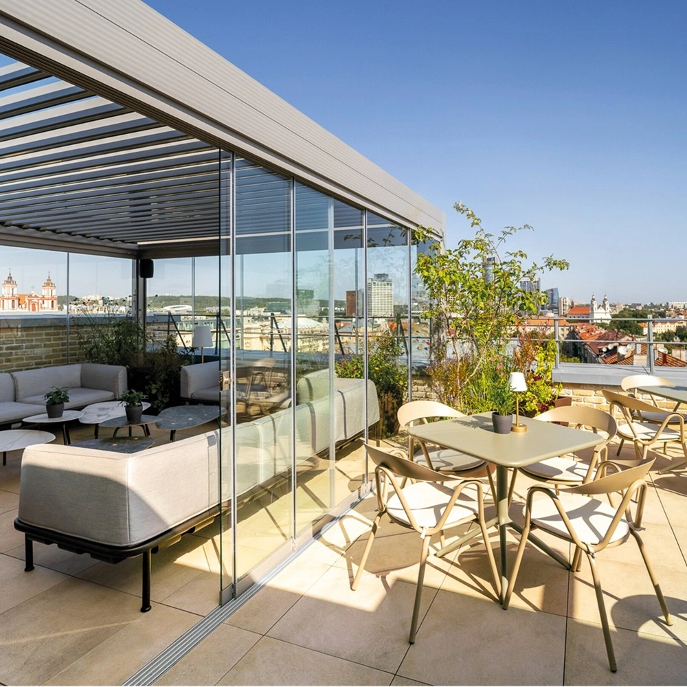 Luxe bar met lamellen overkapping met loungebanken en meubels