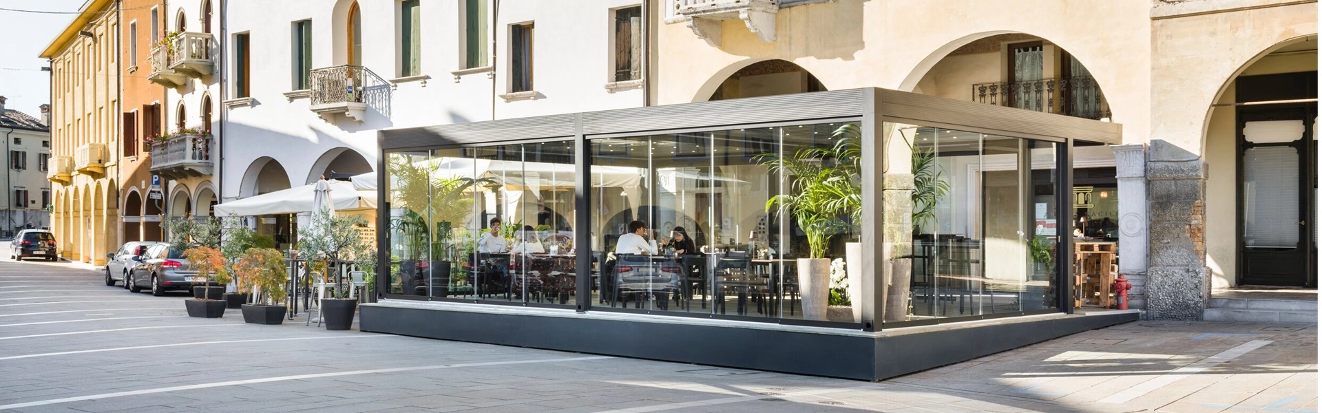 Luxe overkapping bij een winkelcentrum biedt beschutting