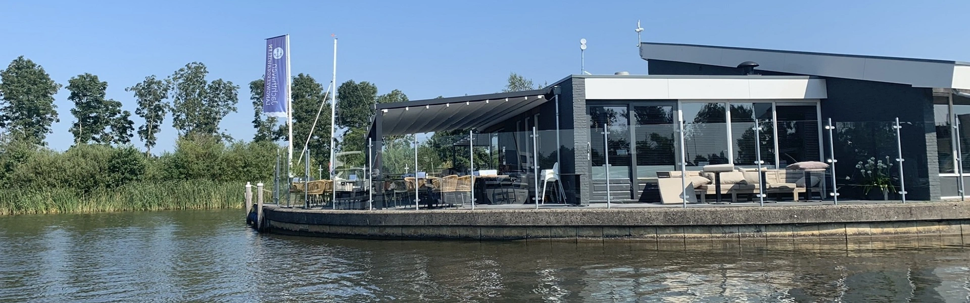 Luxe overkapping met schuifdak aan het water voor horeca