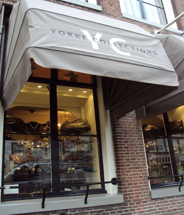 Markies met opdruk geplaatst boven etalageramen van een winkel