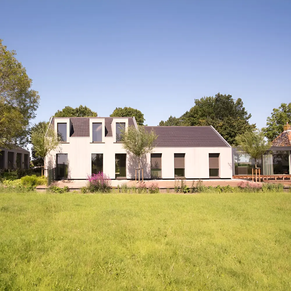 Moderne architectuur met functionele rolluiken, Hindeloopen Moderne architectuur met functionele rolluiken, Hindeloopen