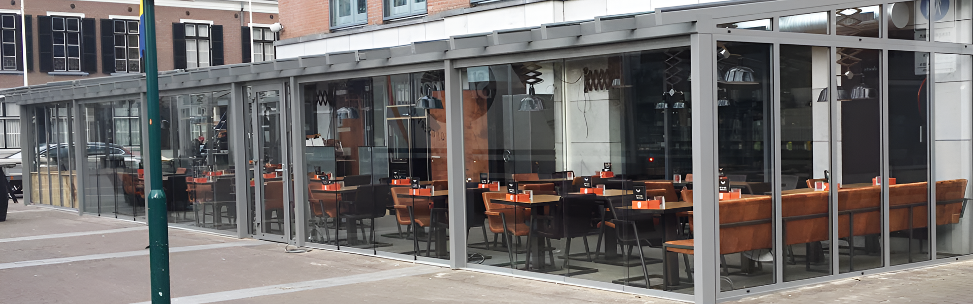 Moderne horeca-setting met glazen dak en zitplaatsen