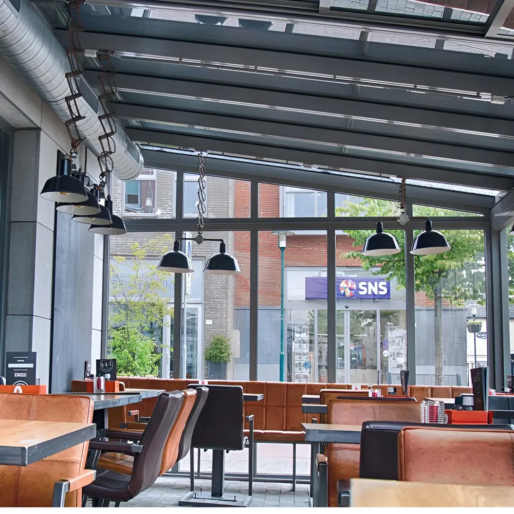 Moderne horecagevel met glazen overkapping en verlichting