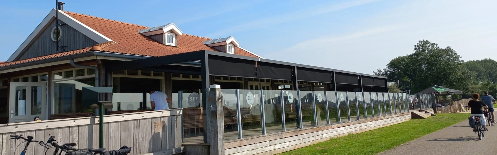 Moderne terrasoplossing met beschutting en zitplekken bij restaurant