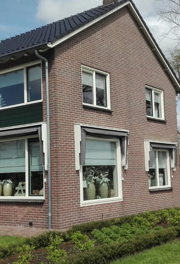 Opgetrokken markiezen aan landelijke woning in Donkerbroek Opgetrokken markiezen aan landelijke woning in Donkerbroek