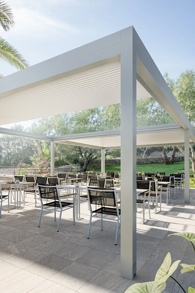 Overkapping met kantelbare lamellen bij een horecaterras buiten Overkapping met kantelbare lamellen bij een horecaterras buiten