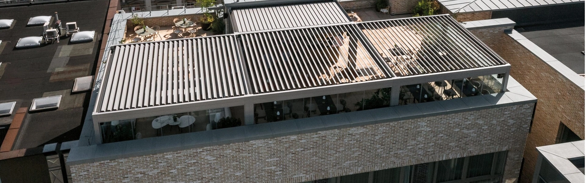 Overzicht van dakterras met lamellenoverkapping en bar