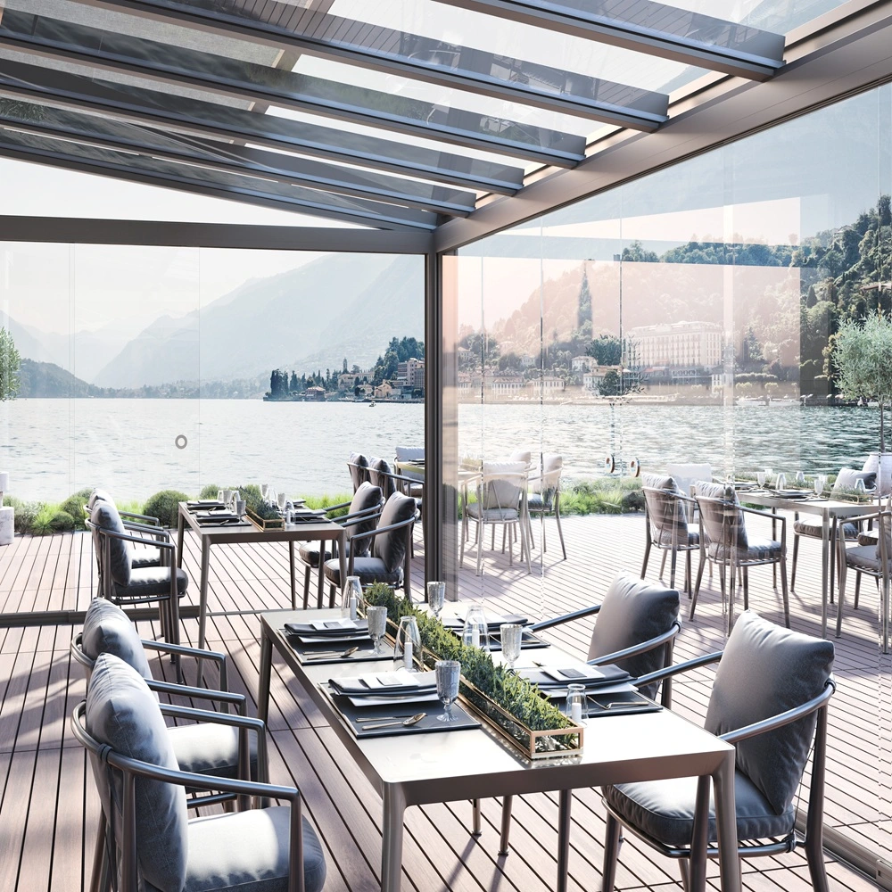 Panorama terras met glazen overkapping en adembenemend landschap