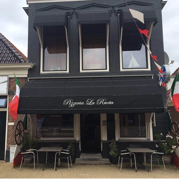 Pet model markies bij een horeca gelegenheid