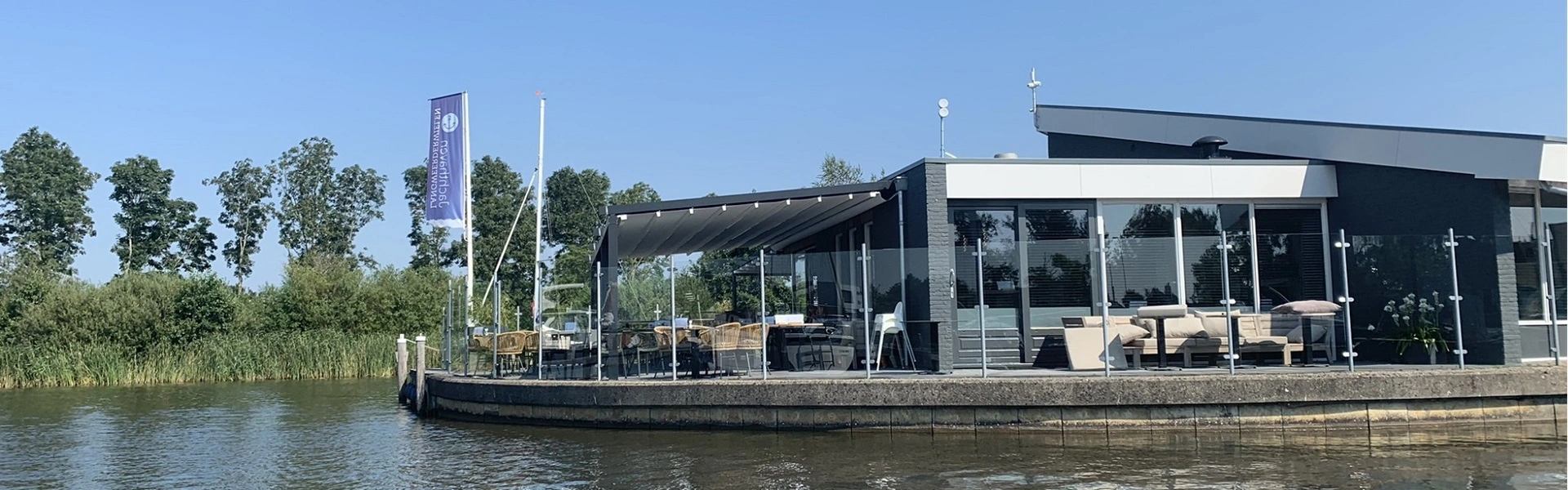 Restaurant aan het water met overkapping