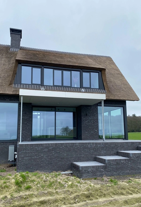 Rieten dakwoning met grote glazen wand en terras in Oudemirdum Rieten dakwoning met grote glazen wand en terras in Oudemirdum