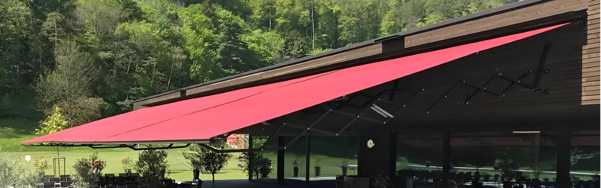 Rood schaararmscherm boven horecaterras