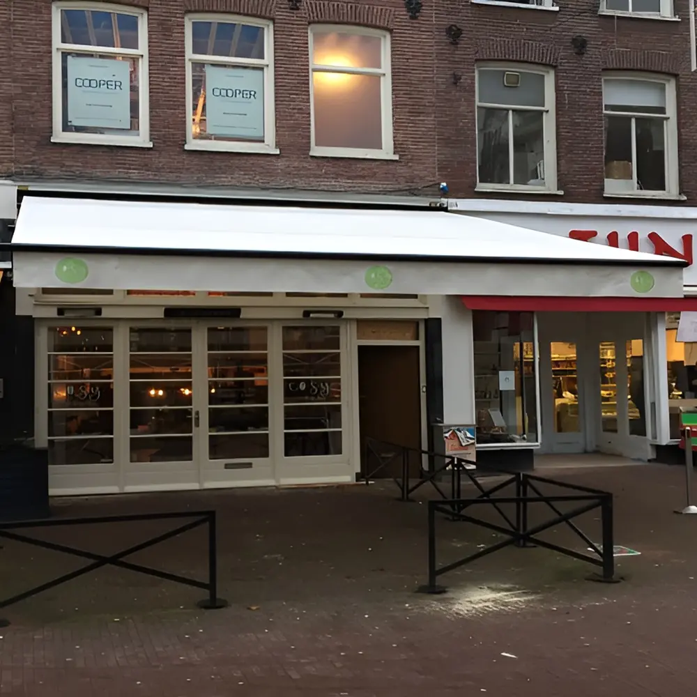 Schaararmscherm CA over terras voor winkel