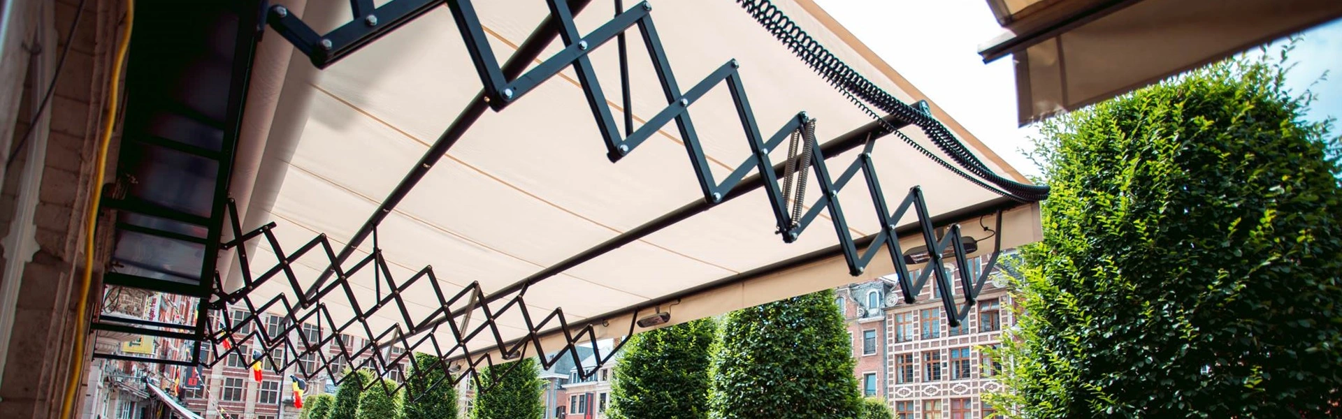 Schaararmscherm XL boven een terras in Leuven voor schaduw en bescherming