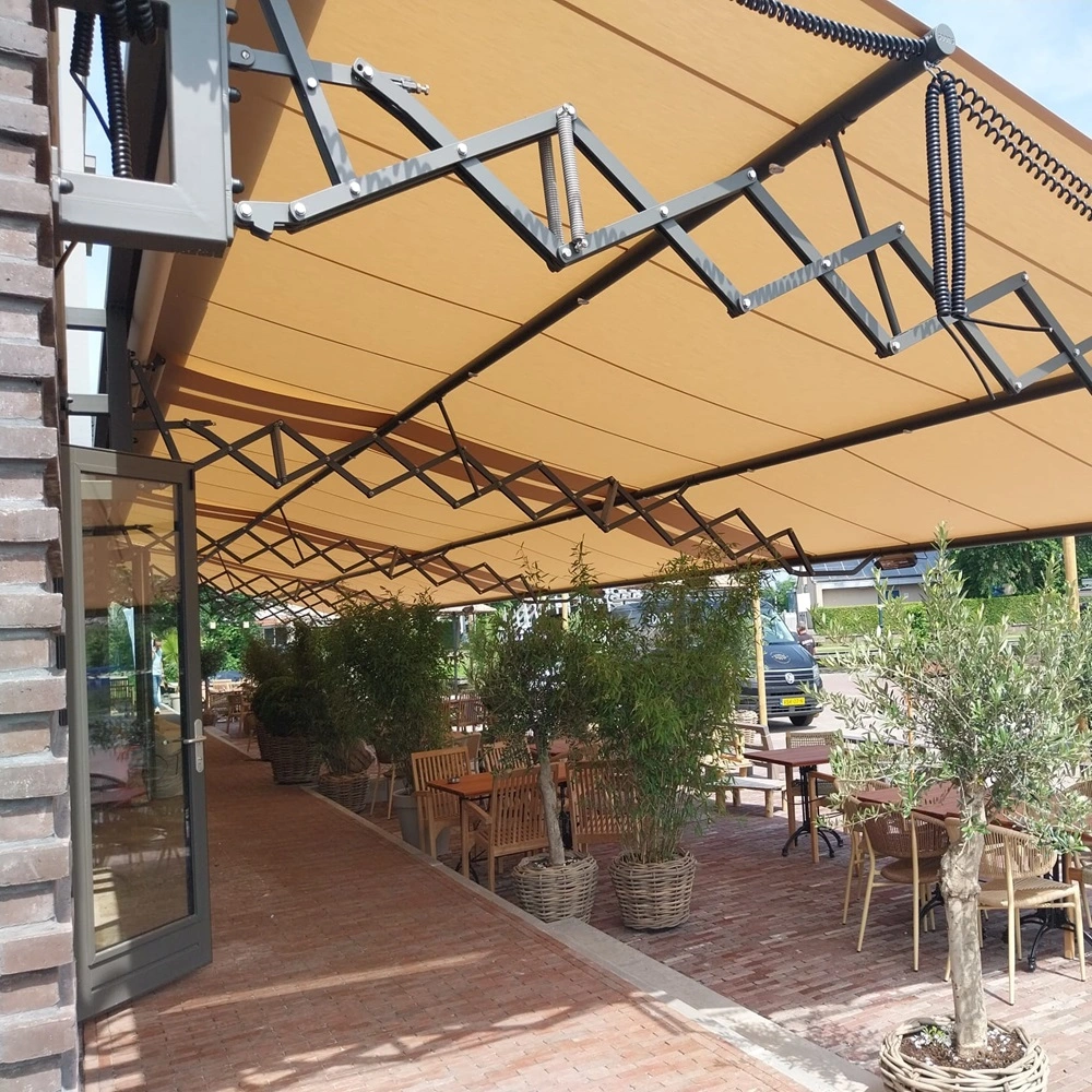 Schaararmscherm XL over terras met houten meubilair, biedt ruime schaduwdekking