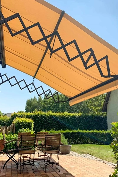 Schaararmscherm ZRS in beige, biedt schaduw voor een terras Schaararmscherm ZRS in beige, biedt schaduw voor een terras